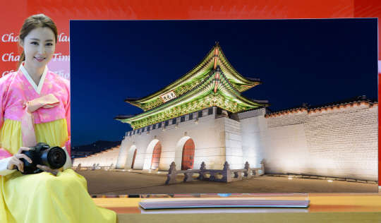 LG전자가 문화재청, 캐논과 함께 '대한민국 문화유산 사진공모전'을 실시한다. 선정한 작품은 내달 12일부터 경복궁에서 올레드(OLED) TV에 담아 전시할 예정이다. <LG전자 제공>